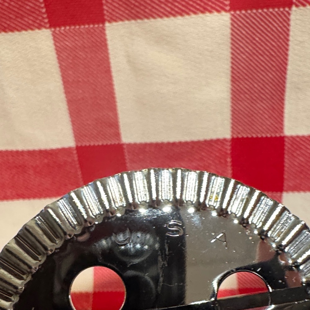 Vintage ECKO (per embossing documented) Metal Egg Beater with a Black Handle. - Picture 4 of 16